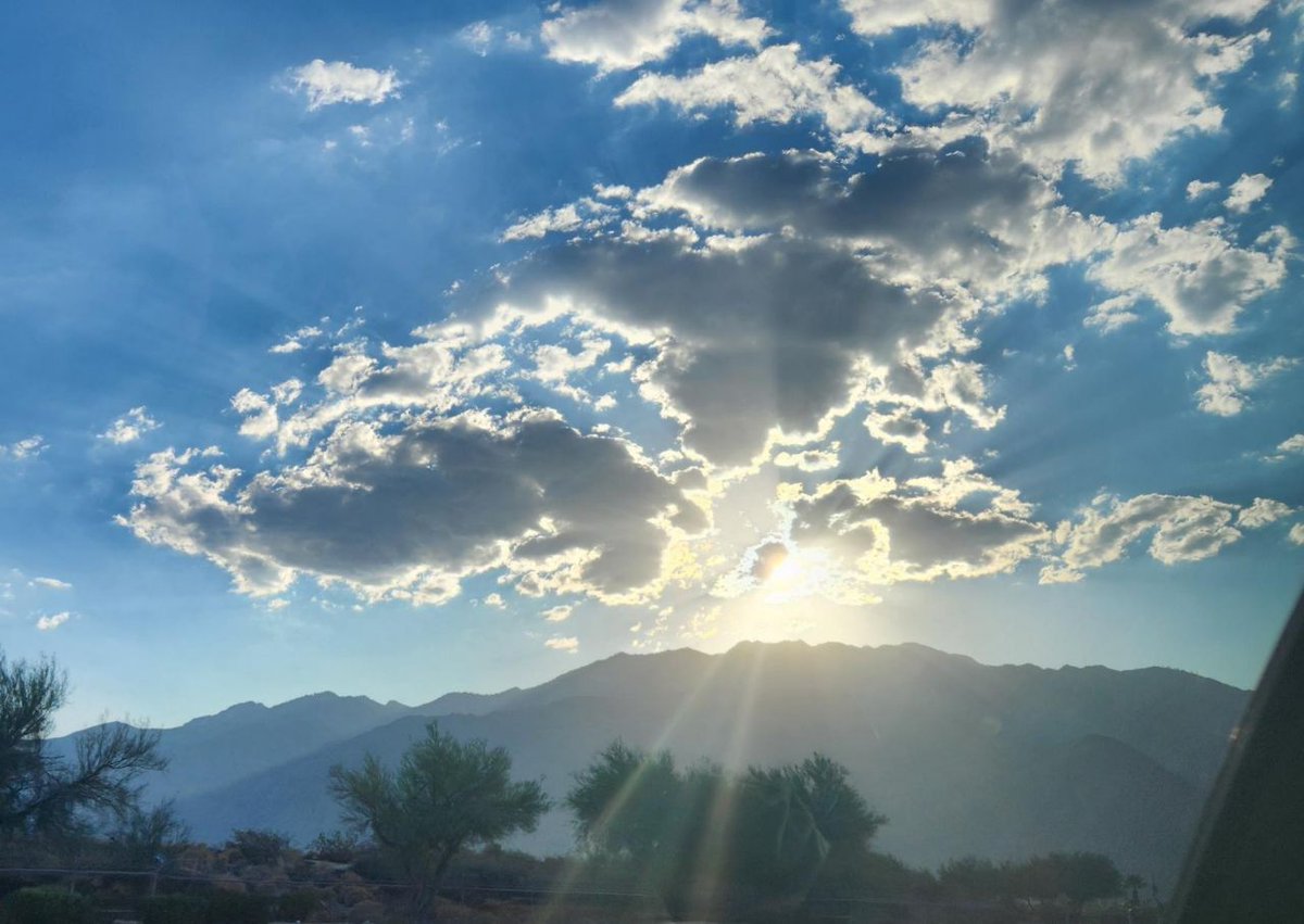 WonderOutlier's tweet photo. Happy Friday!
Nature putting on a show in Palm Springs, CA. The sun punching through the clouds to light up the mountains inspires pure wonder for me! 🌤🌞
#Photography #NatureLovers #LandscapePhotography #DesertMagic #WonderOutlier https://t.co/Zcw8t75m39