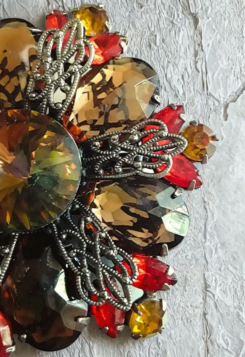renaissancefai's tweet photo. Vintage Rivoli & Smoky Rhinestone Hexagon Brooch, Unsigned Designer, Autumn Toned Statement
https://t.co/ivH6Hv8BIW?
#brooch #vintage #glass #topaz #filigree #unsignedDesigner #orange #rhinestones #Rivoli #hexagon #smoky #floral #JudyLee #designer #Fall #Autumn #hefty #chunky https://t.co/31pDJpv1LU