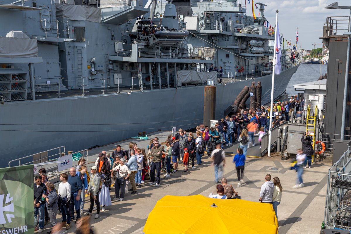 Royal Navy tweet media