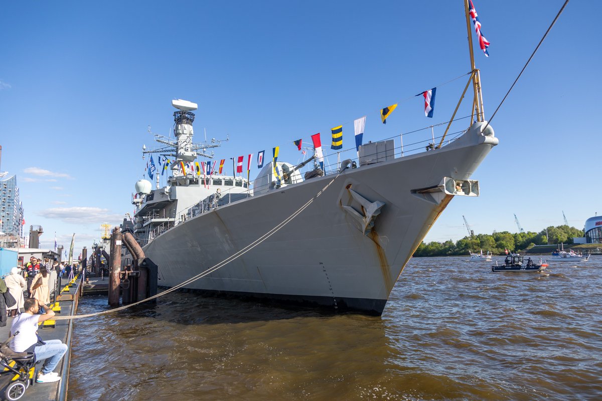 Royal Navy tweet media