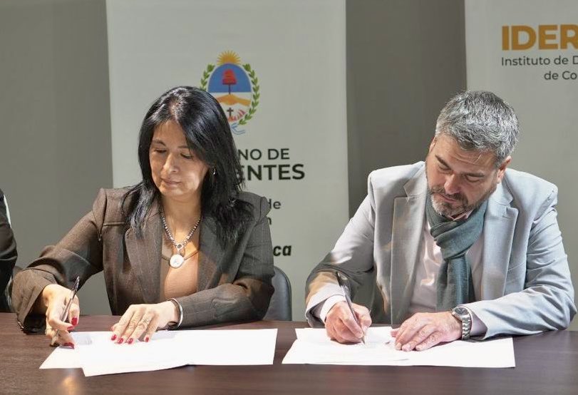 idercorrientes's tweet photo. Firmamos un convenio junto a la ministra de Educación para poner en marcha Mi voz cuenta, destinada a estudiantes de escuelas rurales. A través de talleres, buscamos brindar más herramientas para la formación, la inserción laboral y el acceso a nuevas oportunidades educativas. https://t.co/fAAHhmqLZa