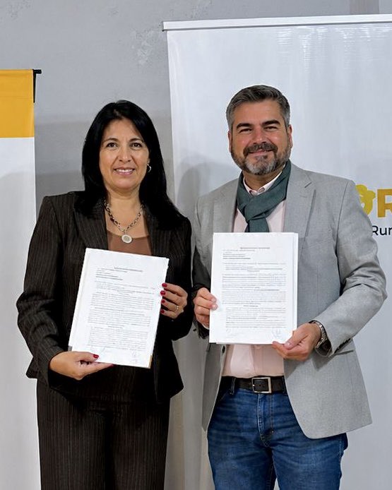 idercorrientes's tweet photo. Firmamos un convenio junto a la ministra de Educación para poner en marcha Mi voz cuenta, destinada a estudiantes de escuelas rurales. A través de talleres, buscamos brindar más herramientas para la formación, la inserción laboral y el acceso a nuevas oportunidades educativas. https://t.co/fAAHhmqLZa