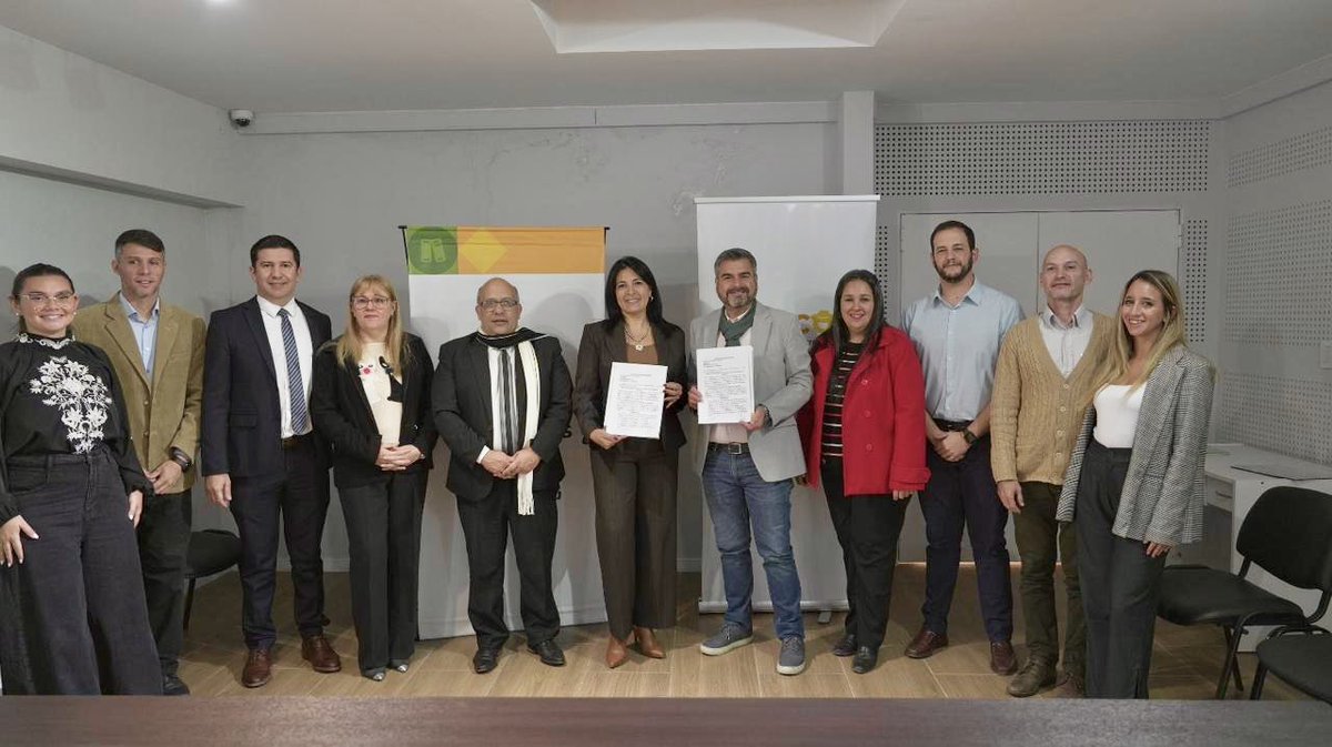 idercorrientes's tweet photo. Firmamos un convenio junto a la ministra de Educación para poner en marcha Mi voz cuenta, destinada a estudiantes de escuelas rurales. A través de talleres, buscamos brindar más herramientas para la formación, la inserción laboral y el acceso a nuevas oportunidades educativas. https://t.co/fAAHhmqLZa