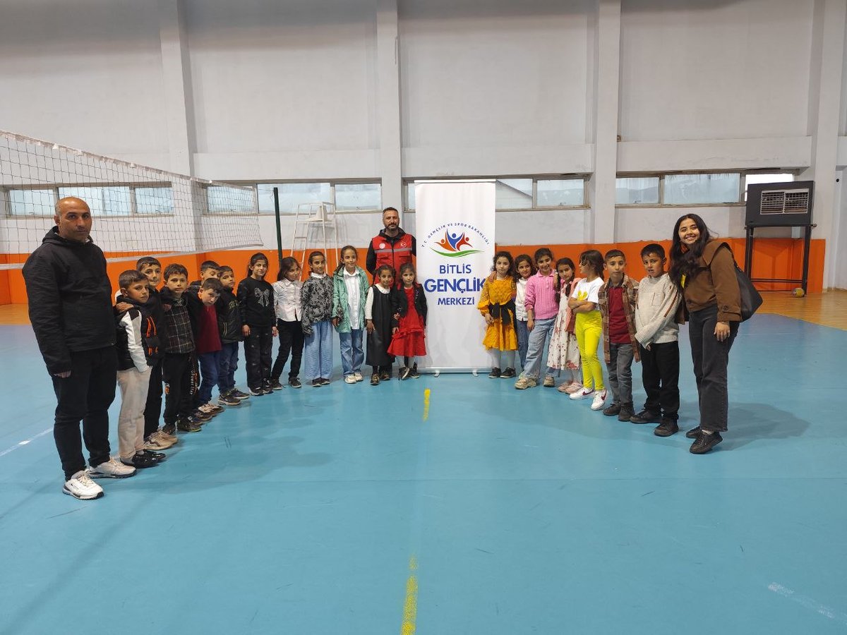 GSB_BitlisGM's tweet photo. Okullar Merkezimde

Bitlis Gençlik Merkezi olarak Gençlik Merkezimizde ağırladığımız Güroymak Budaklı Köyü İlkokulu öğrencileri ile eğlenceli bir gün geçirdik. Çeşitli aktivitelere katılan çocuklar bu güzel gün için bakanlığımıza teşekkür ettiler.
#GSBGM
#OkullarMerkezimde https://t.co/azIdX3yZGG