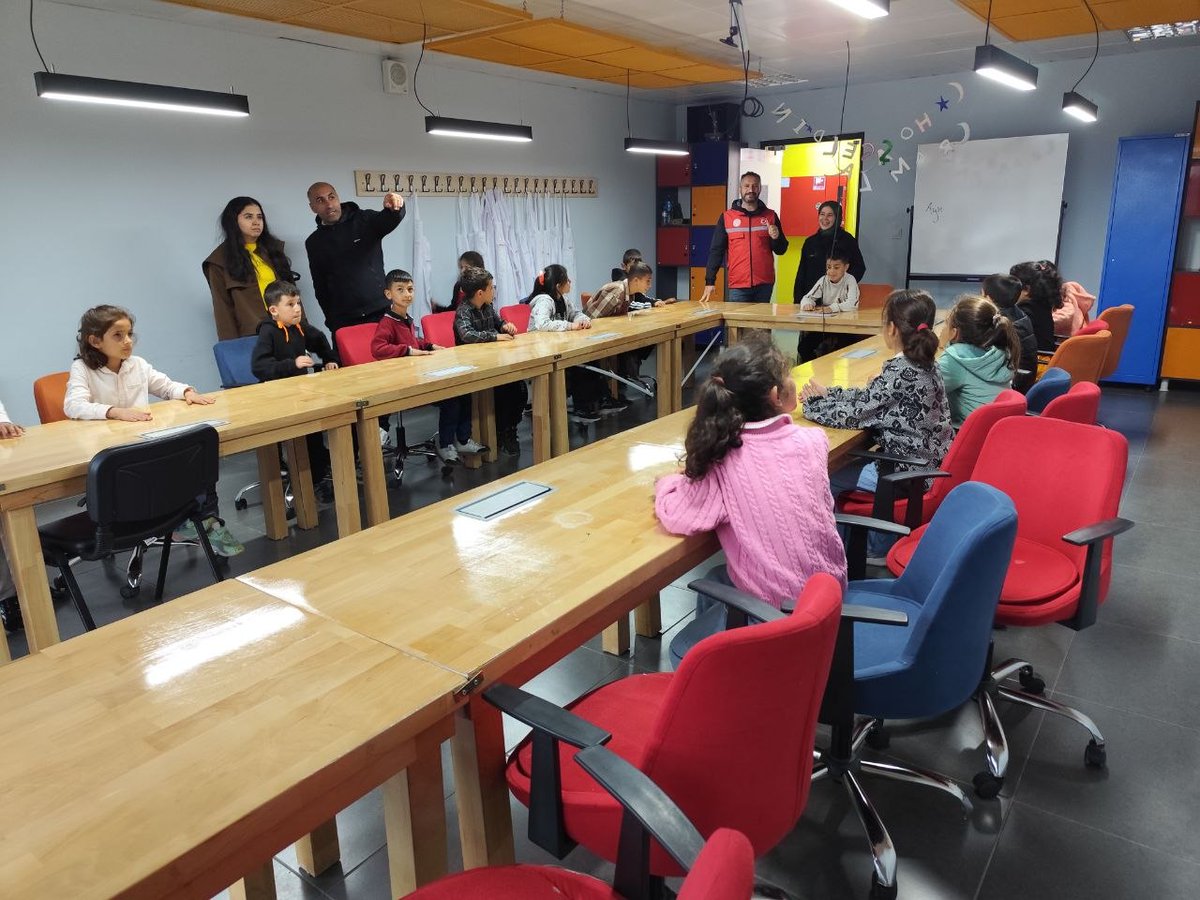 GSB_BitlisGM's tweet photo. Okullar Merkezimde

Bitlis Gençlik Merkezi olarak Gençlik Merkezimizde ağırladığımız Güroymak Budaklı Köyü İlkokulu öğrencileri ile eğlenceli bir gün geçirdik. Çeşitli aktivitelere katılan çocuklar bu güzel gün için bakanlığımıza teşekkür ettiler.
#GSBGM
#OkullarMerkezimde https://t.co/azIdX3yZGG