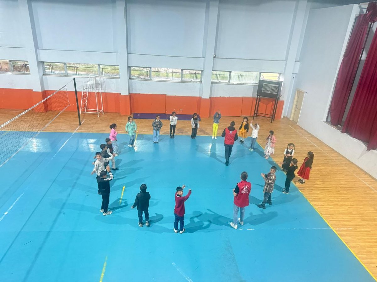GSB_BitlisGM's tweet photo. Okullar Merkezimde

Bitlis Gençlik Merkezi olarak Gençlik Merkezimizde ağırladığımız Güroymak Budaklı Köyü İlkokulu öğrencileri ile eğlenceli bir gün geçirdik. Çeşitli aktivitelere katılan çocuklar bu güzel gün için bakanlığımıza teşekkür ettiler.
#GSBGM
#OkullarMerkezimde https://t.co/azIdX3yZGG