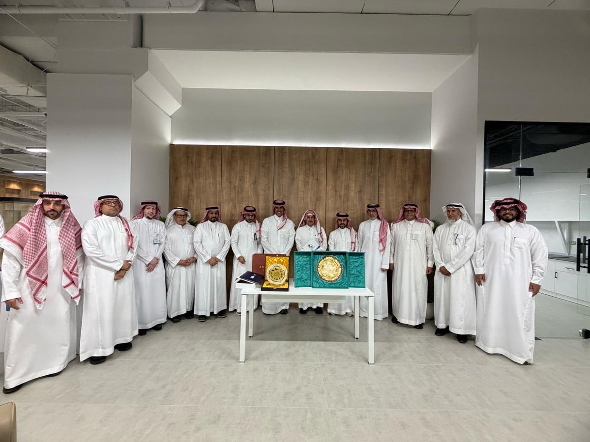 ei_ksu's tweet photo. احتضن #معهد_ريادة_الأعمال بـ #جامعة_الملك_سعود يوم الخميس ١٤/ مايو / ٢٠٢٦م حفل احتفاء جميع الجهات التابعة لوكالة الجامعة للدراسات العليا والبحث العلمي بختام عمل 
سعادة أ.د يزيد بن عبد الملك آل الشيخ .

قائدٌ مُلهم وصاحب بصمة ذات أثر في مسيرة الجامعة التاريخية في البحث والابتكار والدراسات العليا.
سائلين الله له السداد والتوفيق في مسيرته القادمة.