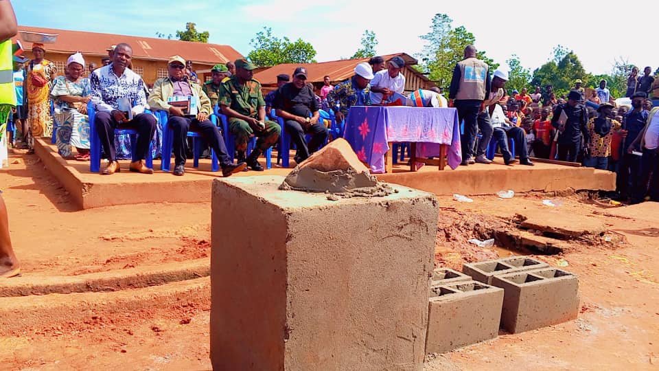acprdcongo's tweet photo. #RDC : la première pierre de la construction d'un marché urbain moderne a été posée vendredi dans la commune de #Labo, à Bokuda village, à plus ou moins 3 kilomètres de la ville de #Gemena, chef-lieu de la province du Sud-Ubangi, dans le nord-ouest de la République démocratique du Congo, par le maire de la ville de Gemena, a constaté l'#ACP.

"La construction de ce marché moderne est financée par l'Union européenne à travers HPP-Congo (Humana People to People Congo) pour une durée de 3 mois, sur un marché de dimensions de 23 x 13 mètres, ayant 12 étalages disposant chacun de six places assises, pour un total de 72 places occupées par les vendeurs, ainsi qu'un bloc sanitaire avec six portes, dont trois pour femmes et trois pour hommes. J'invite le maire de la ville et le bourgmestre de la commune de Labo ; votre rôle est de protéger le marché. Nous comptons sur vous. Monsieur le chef de groupement, vous avez la garantie de la paix et de la cohésion sociale. Ce marché doit être neutre, afin que toute personne puisse trouver une place pour vendre ses biens", a déclaré Fiston Ayameda, coordonnateur de ce projet.  

Découvrez d'autres informations sur notre site web https://t.co/tGEWJ2Bgzn