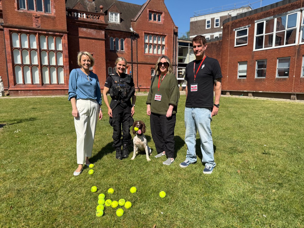 SurreyPCC's tweet photo. 🐕 Dog handler, PC Lucy Lucking, and explosives detection dog, Kika, accepted 200 used tennis balls on behalf of the Surrey and Sussex dog school.

Thank you for the kind donation that came via ‘Music to my Ears’ - one of the services funded by Commissioner, @_Lisa_Townsend. https://t.co/UEVUKUIPwl
