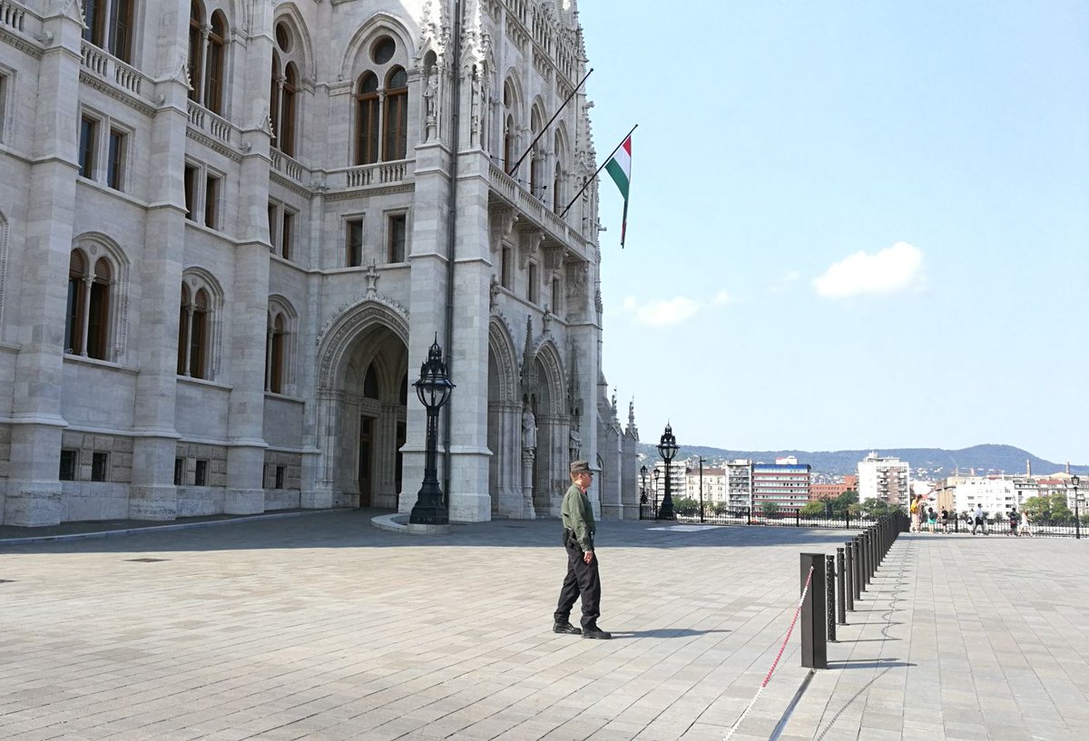 Omediach's tweet photo. Orbánovo mediálne impérium sa po volebnej porážke rúca https://t.co/DsFGVGyytg https://t.co/nE0l9RYCeO
