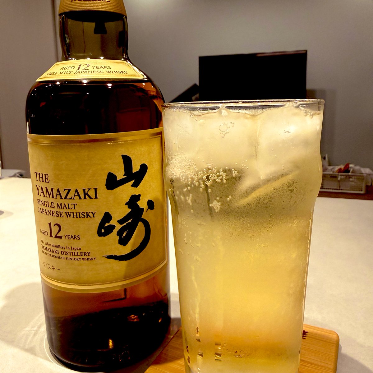captain_act's tweet photo. 1年ほど前から始めたとある活動の大きな目標の節目となる第1ステップを今日達成したので、ウヰスキー棚（おじさんの唯一のプライベート自由スペース）にしばらく寝かせていたこいつを開けて祝杯 https://t.co/3x3oX69Fkh
