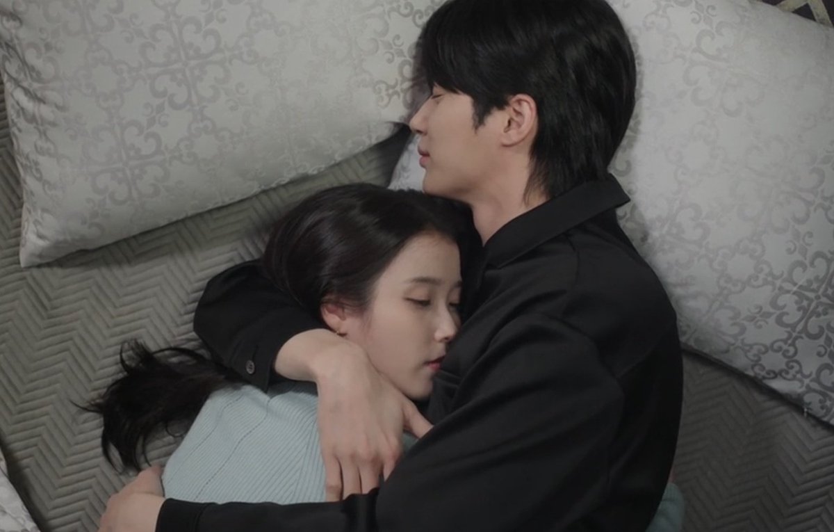 Ikeu005's tweet photo. #leejongsuk paano mo to kinakaya??? chareng

#perfectcrown #byeonwooseok #iu https://t.co/RIP4WWPPlh