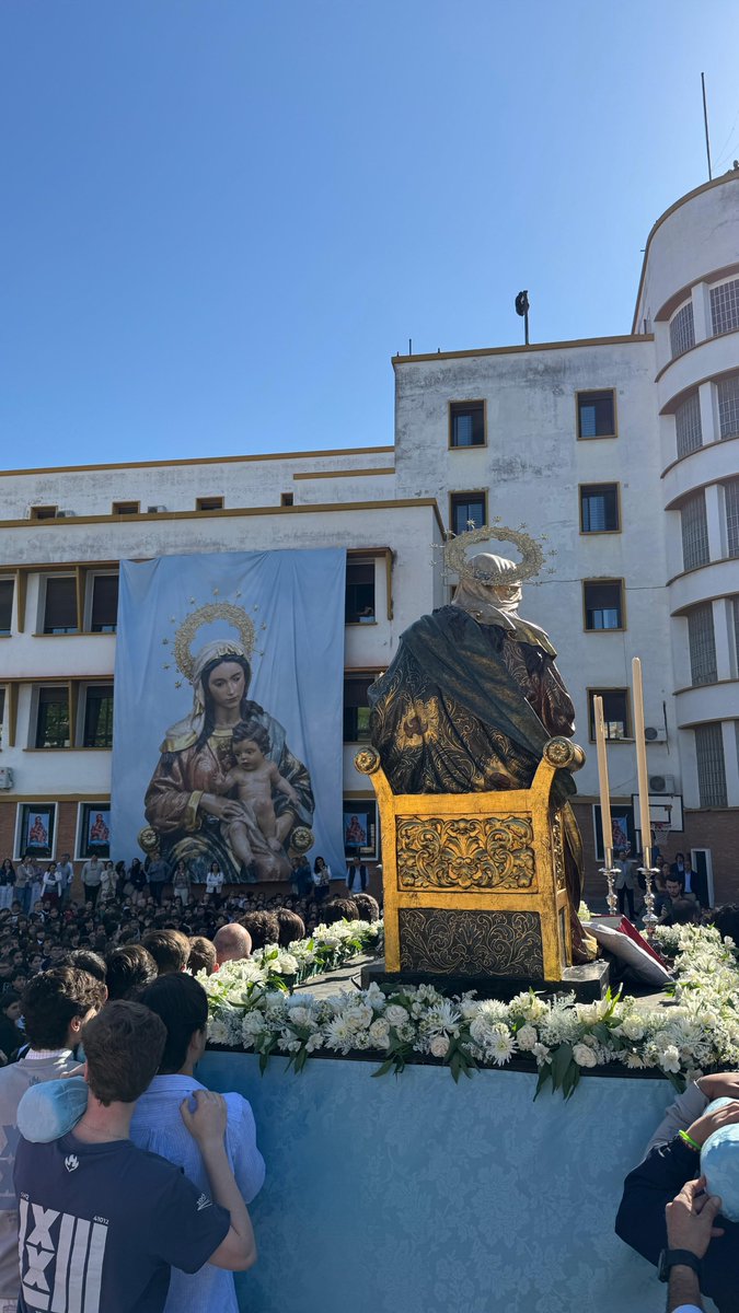 HdadMision's tweet photo. Y con mayo, el mes de María, el Inmaculado Corazón ha visitado a los alumnos del @Claret_Sevilla en una jornada sencilla, emotiva y llena de fe.

Personal administrativo, profesores, equipo directivo y alumnos han querido realizar una ofrenda a Nuestra Madre para darle gracias por su protección y acompañamiento diario. Porque mayo tiene aroma a flores… y también a oración compartida. 🌸🤍

Pequeños gestos que mantienen viva la devoción de siempre y que enseñan que la fe también se aprende mirando al cielo en mitad de la rutina.

#LaMisión2026