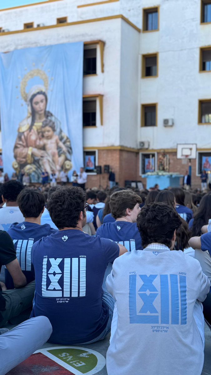 HdadMision's tweet photo. Y con mayo, el mes de María, el Inmaculado Corazón ha visitado a los alumnos del @Claret_Sevilla en una jornada sencilla, emotiva y llena de fe.

Personal administrativo, profesores, equipo directivo y alumnos han querido realizar una ofrenda a Nuestra Madre para darle gracias por su protección y acompañamiento diario. Porque mayo tiene aroma a flores… y también a oración compartida. 🌸🤍

Pequeños gestos que mantienen viva la devoción de siempre y que enseñan que la fe también se aprende mirando al cielo en mitad de la rutina.

#LaMisión2026