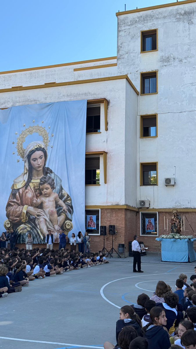 HdadMision's tweet photo. Y con mayo, el mes de María, el Inmaculado Corazón ha visitado a los alumnos del @Claret_Sevilla en una jornada sencilla, emotiva y llena de fe.

Personal administrativo, profesores, equipo directivo y alumnos han querido realizar una ofrenda a Nuestra Madre para darle gracias por su protección y acompañamiento diario. Porque mayo tiene aroma a flores… y también a oración compartida. 🌸🤍

Pequeños gestos que mantienen viva la devoción de siempre y que enseñan que la fe también se aprende mirando al cielo en mitad de la rutina.

#LaMisión2026