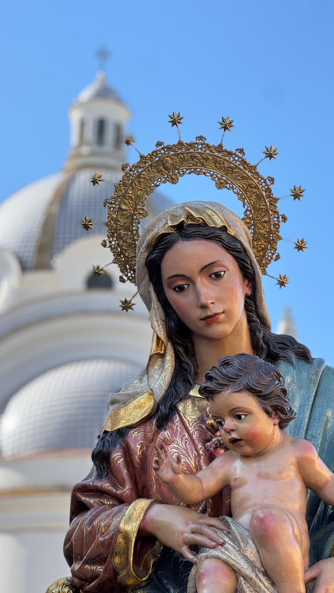 HdadMision's tweet photo. Y con mayo, el mes de María, el Inmaculado Corazón ha visitado a los alumnos del @Claret_Sevilla en una jornada sencilla, emotiva y llena de fe.

Personal administrativo, profesores, equipo directivo y alumnos han querido realizar una ofrenda a Nuestra Madre para darle gracias por su protección y acompañamiento diario. Porque mayo tiene aroma a flores… y también a oración compartida. 🌸🤍

Pequeños gestos que mantienen viva la devoción de siempre y que enseñan que la fe también se aprende mirando al cielo en mitad de la rutina.

#LaMisión2026