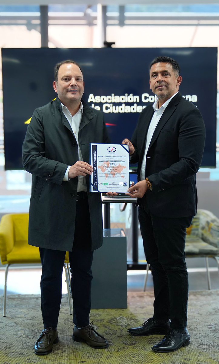 AnSANTAMARIA's tweet photo. #Asocapitales recibió la recertificación en el estándar internacional de Gestión de Calidad ISO 9001:2015, otorgada por Global Colombia Certificación SAS.
Este sello avala la calidad de nuestros procesos, productos y servicios, reafirmando nuestro compromiso de asesorar, representar y defender los intereses comunes de las ciudades capitales del país.
Entre los aspectos destacados por los auditores: el compromiso de la dirección con la mejora continua, la educación, formación y experiencia de nuestro equipo, y el buen clima laboral que impulsa la eficiencia de nuestros procesos.
Seguimos trabajando con los más altos estándares de calidad al servicio de nuestras ciudades capitales asociadas.
#Asocapitales #ISO9001 #GestiónDeCalidad #Liderazgo #CiudadesCapitales #Colombia