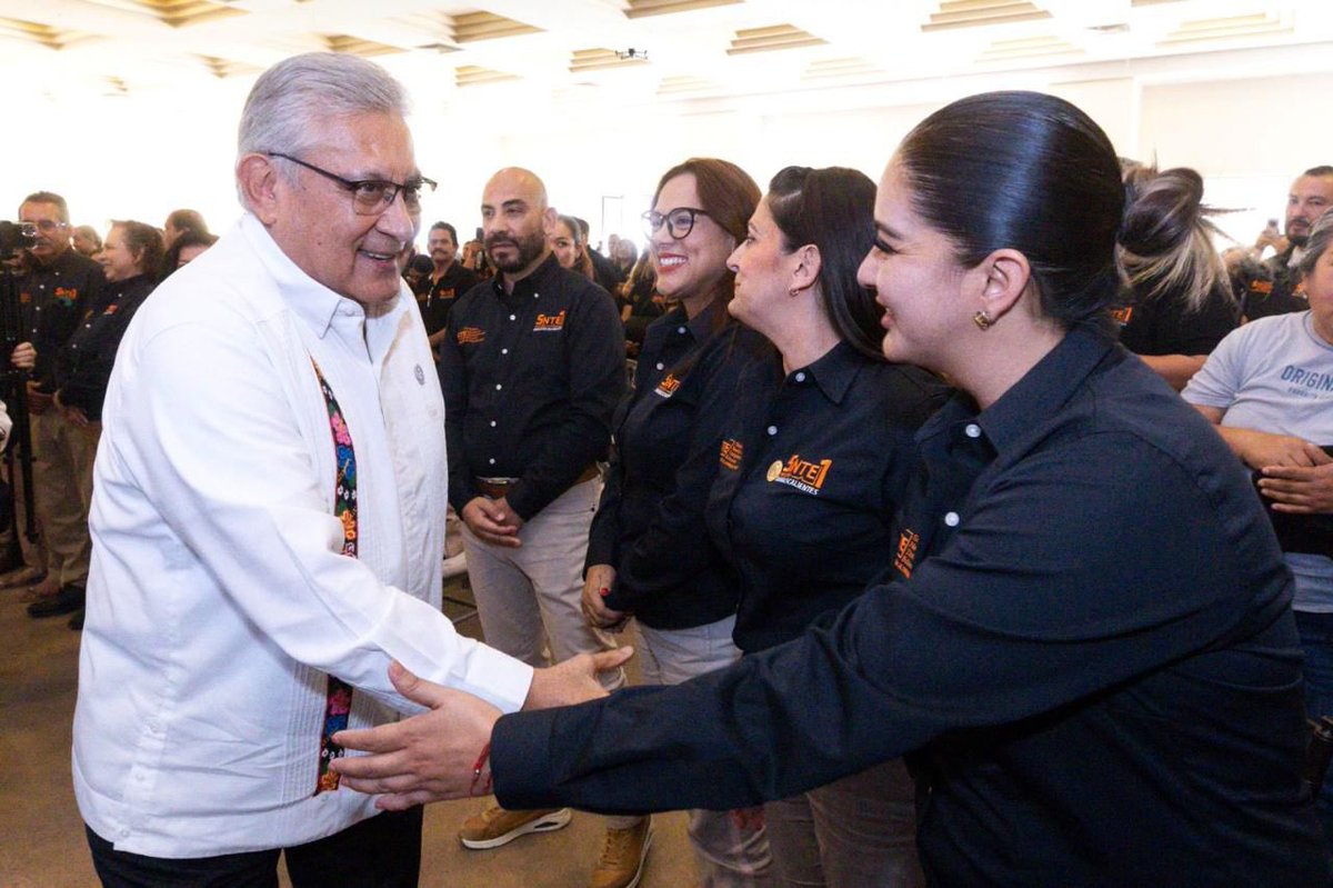 RamirezMiguel64's tweet photo. En el #DíaDelMaestro, el dirigente del #SNTE, Mtro. Alfonso Cepeda Salas, reconoce a quienes con vocación y compromiso transforman vidas y fortalecen a México 🇲🇽 desde las aulas. 🏫¡Gracias por su entrega diaria en favor de la educación pública!📚
👏🏼👏🏼👏🏼 https://t.co/fKkxkJ1Wra