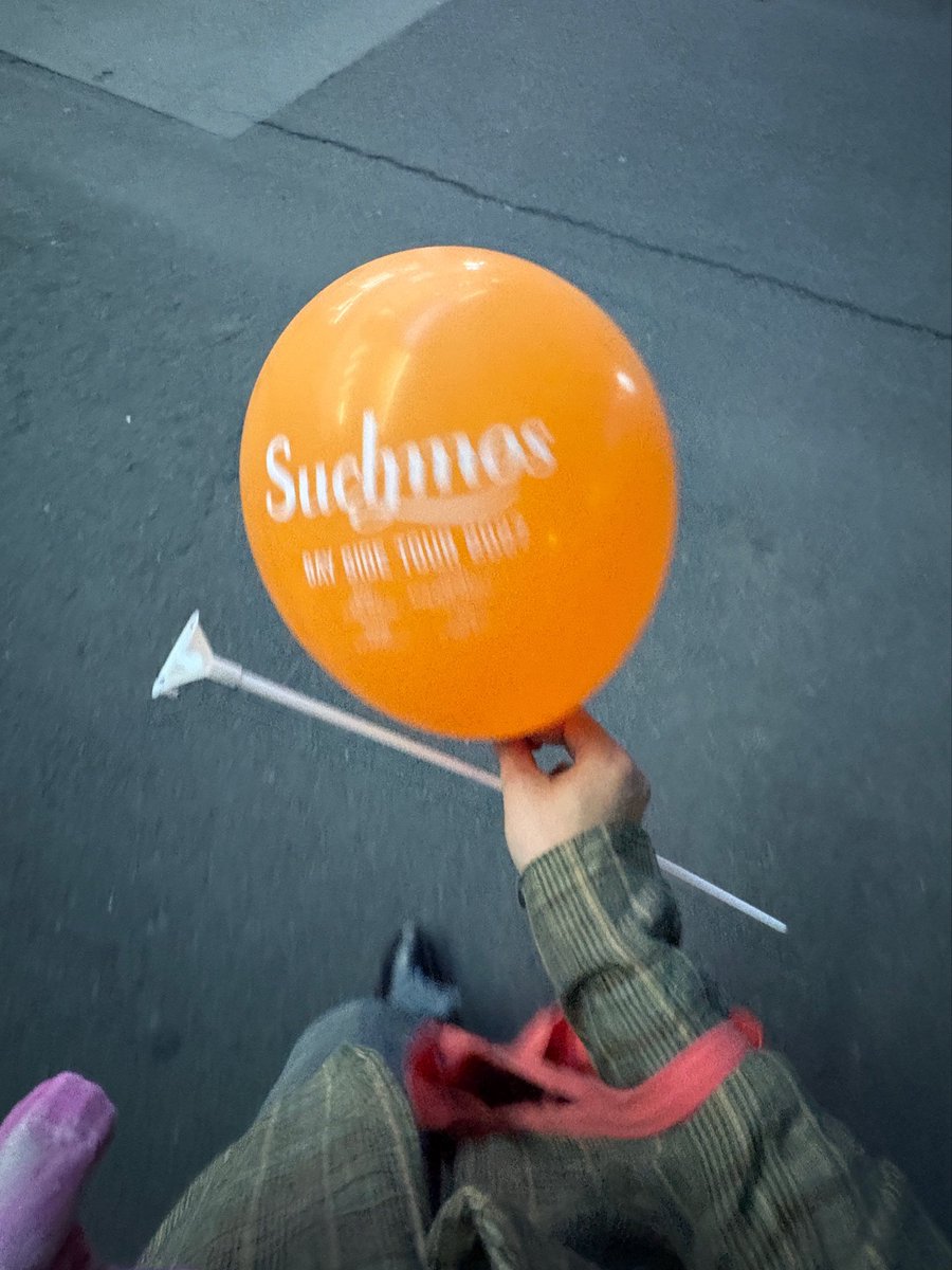 mo_suchmognu's tweet photo. この風船、改札出た途端に強風で上の部分だけ飛ばされて外に繋がる階段を駆け上がって行った笑笑
終わったと思ったら奇跡的に止まってくれて無事取り戻せました😭🧡 https://t.co/EFtenrIeKn