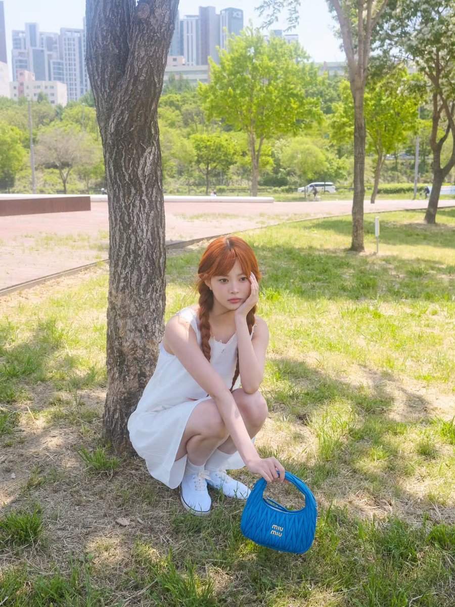 eulnchae's tweet photo. Today felt so slow and peaceful in the best way possible. I found a shady spot under the trees and honestly stayed there longer than I planned because everything looked so soft and pretty around me. ☀️🌿💙 https://t.co/AcTkuD8gkp