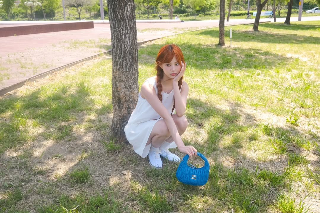 eulnchae's tweet photo. Today felt so slow and peaceful in the best way possible. I found a shady spot under the trees and honestly stayed there longer than I planned because everything looked so soft and pretty around me. ☀️🌿💙 https://t.co/AcTkuD8gkp