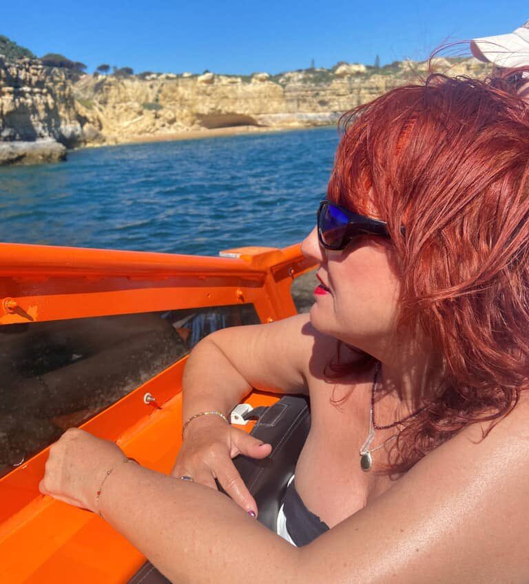 yendoporlavida's tweet photo. Paseo en barco hasta las Cuevas de Benagil en el Algarve. https://t.co/jDxs9W5AV2 https://t.co/BcYrprcShj