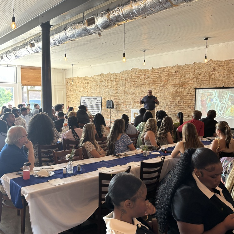 SenatobiaHS's tweet photo. 🎓Senior Breakfast wonderful!! Thanks to DelJuan Robinson for stopping by &amp; providing our graduates some inspirational words of encouragement!! 💛💙 #tobiePRIDE #GOW26 https://t.co/YpENcIwla4