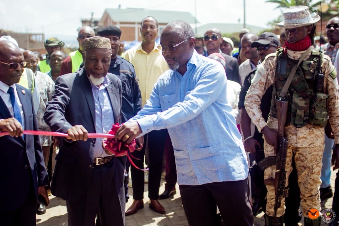 wembi_steve's tweet photo. #RDC: Une route en chaussée romaine, une nouvelle image pour la voirie urbaine de la Ville de Bukavu, capitale dynamique de la Province du SUD-KIVU. Voilà le visage que présente désormais l'avenue MBAKI rénovée. La cérémonie de son inauguration a eu lieu de vendredi 15 mai 2026 sous les auspices du Gouverneur Patrick Busu Bwa Ngwi @BNgwi , en présence des Vice Gouverneurs Gouverneur Dunia Masumbuko Bwenge Doux et Gadi MUKIZA NZABINESHA ainsi que d'autres hautes personnalités du mouvement révolutionnaire AFC-M23. Une cérémonie rehaussée également de la présence de Monseigneur l'archevêque métropolitain de Bukavu, François Xavier Maroy Rusengo et d'autres bénéficiaires directs de cette modernisation. 

Dans son allocution, le Gouverneur du Sud-Kivu a mis un accent particulier sur  l'importance de cette action qui traduit une vision et une volonté politique de transformation et qui incarne un engagement collectif de reconstruire Bukavu, de moderniser la Province et surtout de redonner une dignité urbaine à la population. Il s'agissait donc de donner le go d'une série des travaux qui visent à redonner à Bukavu son image d'antan. Un projet très ambitieux et clair dont la finalité est de faire de Bukavu une ville moderne, connectée, attractive et économiquement dynamique. Car pour le Chef de l'exécutif provincial, les infrastructures routières génèrent des effets multiplicateurs. 

L'autorité provinciale et ses hôtes ont par la suite effectué une inspection de l'ouvrage ainsi réalisé avec le plus grand soin, appelant dans la foulée la population à le protéger. 

Une boucle qui part de la Société Nationale d'assurances pour déboucher à la Mairie de Bukavu et qui permettra tant soit peu de désengorger le Boulevard Patrice Emery Lumba à son croisement avec l'Avenue de la Cathédrale Notre-Dame de la Paix. 

Car l'histoire du développement des grandes villes a démontré une vérité fondamentale, a dit Patrick Busu Bwa Ngwi. Il n'attend pas les conditions parfaites. Il commence par une vision, du courage politique et une mobilisation collective.