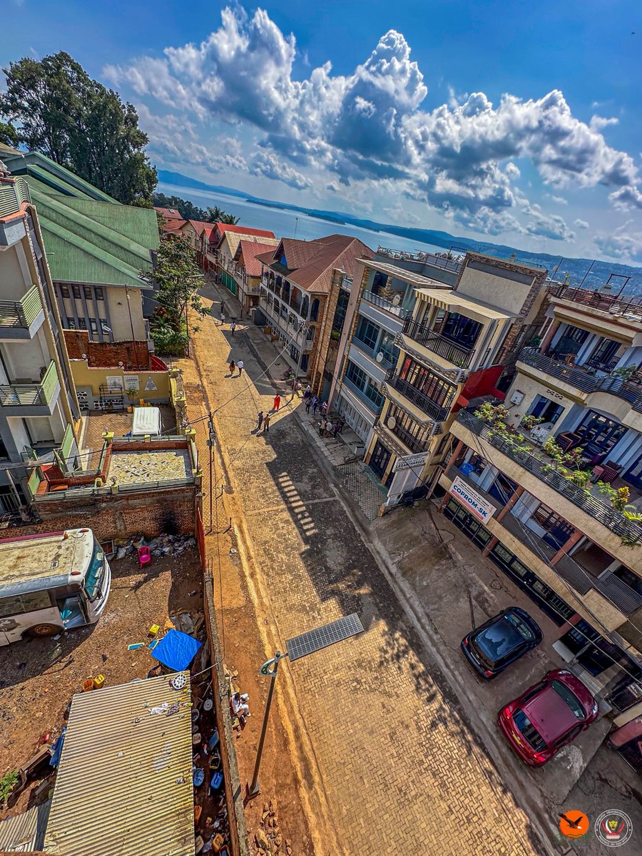 wembi_steve's tweet photo. #RDC: Une route en chaussée romaine, une nouvelle image pour la voirie urbaine de la Ville de Bukavu, capitale dynamique de la Province du SUD-KIVU. Voilà le visage que présente désormais l'avenue MBAKI rénovée. La cérémonie de son inauguration a eu lieu de vendredi 15 mai 2026 sous les auspices du Gouverneur Patrick Busu Bwa Ngwi @BNgwi , en présence des Vice Gouverneurs Gouverneur Dunia Masumbuko Bwenge Doux et Gadi MUKIZA NZABINESHA ainsi que d'autres hautes personnalités du mouvement révolutionnaire AFC-M23. Une cérémonie rehaussée également de la présence de Monseigneur l'archevêque métropolitain de Bukavu, François Xavier Maroy Rusengo et d'autres bénéficiaires directs de cette modernisation. 

Dans son allocution, le Gouverneur du Sud-Kivu a mis un accent particulier sur  l'importance de cette action qui traduit une vision et une volonté politique de transformation et qui incarne un engagement collectif de reconstruire Bukavu, de moderniser la Province et surtout de redonner une dignité urbaine à la population. Il s'agissait donc de donner le go d'une série des travaux qui visent à redonner à Bukavu son image d'antan. Un projet très ambitieux et clair dont la finalité est de faire de Bukavu une ville moderne, connectée, attractive et économiquement dynamique. Car pour le Chef de l'exécutif provincial, les infrastructures routières génèrent des effets multiplicateurs. 

L'autorité provinciale et ses hôtes ont par la suite effectué une inspection de l'ouvrage ainsi réalisé avec le plus grand soin, appelant dans la foulée la population à le protéger. 

Une boucle qui part de la Société Nationale d'assurances pour déboucher à la Mairie de Bukavu et qui permettra tant soit peu de désengorger le Boulevard Patrice Emery Lumba à son croisement avec l'Avenue de la Cathédrale Notre-Dame de la Paix. 

Car l'histoire du développement des grandes villes a démontré une vérité fondamentale, a dit Patrick Busu Bwa Ngwi. Il n'attend pas les conditions parfaites. Il commence par une vision, du courage politique et une mobilisation collective.