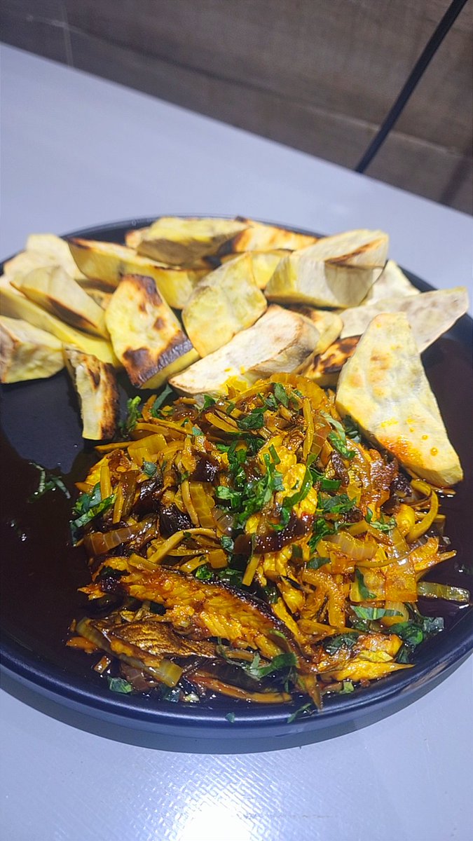 Mcytz's tweet photo. For Lunch: Oven roasted sweet potatoes in palm oil sauce (sauce made with ugba/ukpaka, smoked kpanla and utazi) https://t.co/tXJUHp7gyS