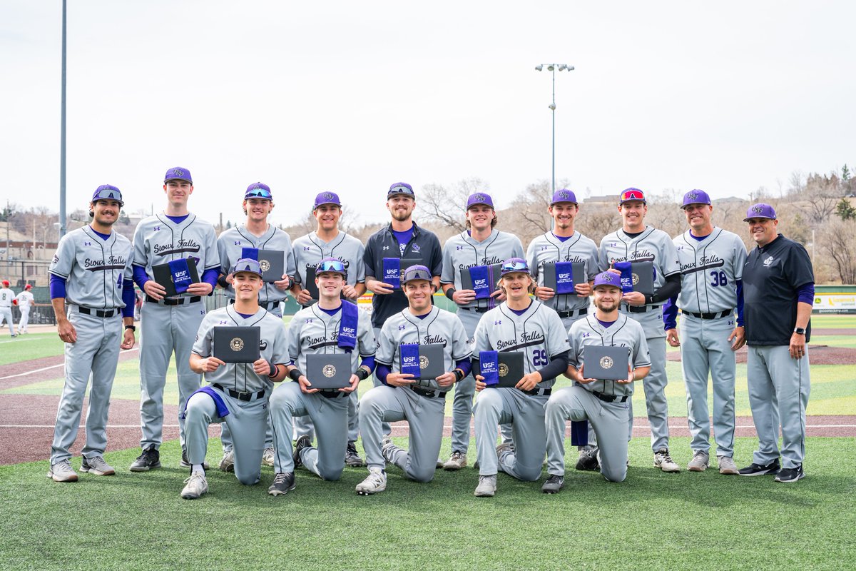 USFCougars_'s tweet photo. Graduation looked a little different for our @usfcougarssb and @usfcougarsbb teams this year as both teams were still in season and unable to attend graduation🎓

Congratulations to all of our graduates and thank you for leaving your mark on USF💜

#CooFalls | #CooProud https://t.co/PRnSbClewE