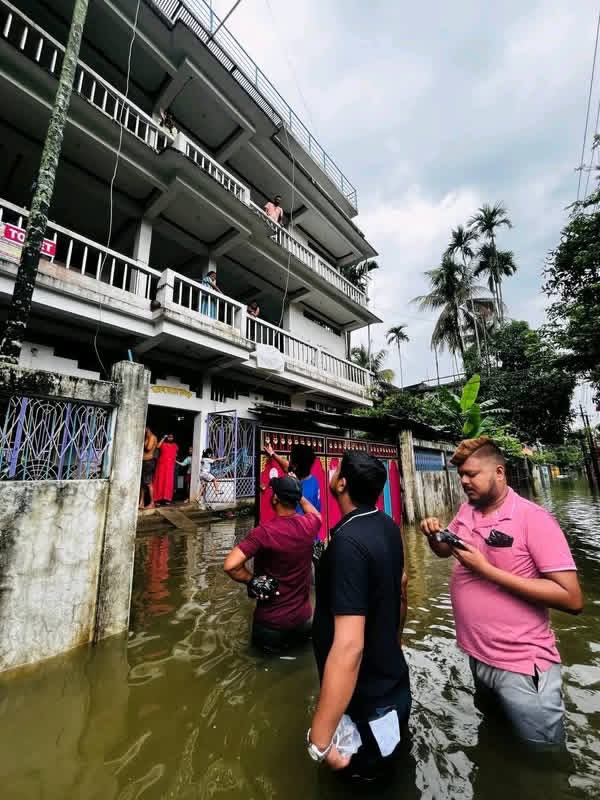 RakeshDasIN's tweet photo. Proud of Sribhumi District BJYM led by Pres. Chirabrata Chakraborty for their tireless flood relief efforts! 🤝 From distributing aid to launching a 24/7 emergency helpline, our karyakartas are standing firmly with the people. #SevaHiSangathan 🙏🪷
#AssamFloods #BJYMAssam https://t.co/7Sxil6kYcD