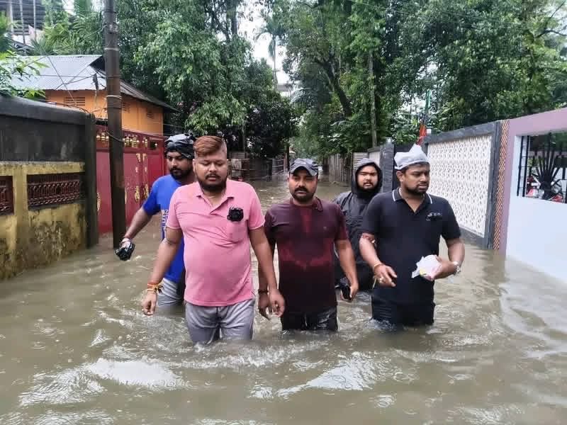 RakeshDasIN's tweet photo. Proud of Sribhumi District BJYM led by Pres. Chirabrata Chakraborty for their tireless flood relief efforts! 🤝 From distributing aid to launching a 24/7 emergency helpline, our karyakartas are standing firmly with the people. #SevaHiSangathan 🙏🪷
#AssamFloods #BJYMAssam https://t.co/7Sxil6kYcD