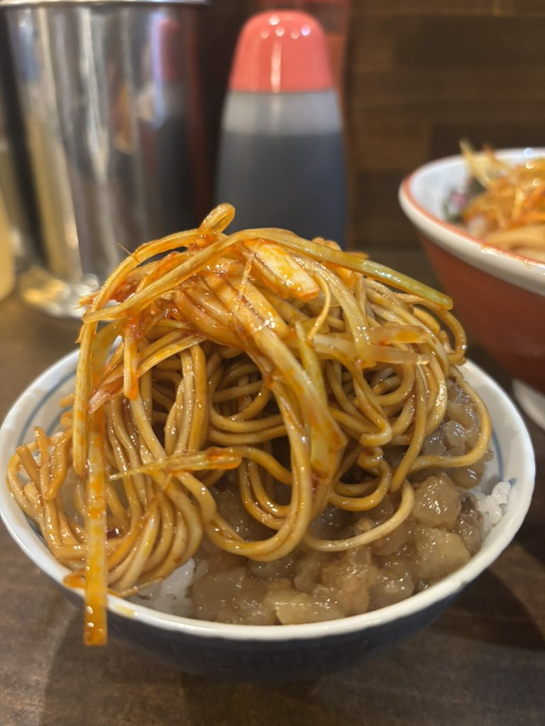 0358smile's tweet photo. 今日のご褒美ラーメン
アカギ新田木崎店さん
辛痺担々麺＋豚増し＋辛ネギ＋メンマ＋有料飲み物（肉脂）❤️笑笑
今日もウェルカムカムドリンク登場笑笑
花椒がやっぱりすごくいい❤️パツパツ麺と旨辛挽肉＋辛ネギとメンマ＋肉脂が最強ブーストでご飯がすすむくん笑笑ご飯で色々とDOWできて3150でしたwww https://t.co/SxLEhvF8fZ