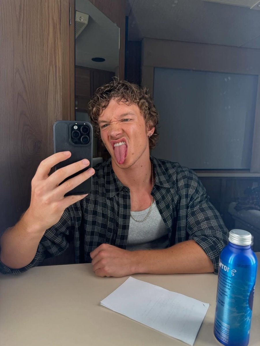 cstorriebr's tweet photo. Erica Messer revela detalhes sobre o personagem de Connor Storrie em Criminal Minds: Evolution

“Conhecemos o personagem dele através de um caso investigado pela BAU. Conversamos com ele e pensamos: ‘tem alguma coisa errada acontecendo com esse cara.’”

Segundo Messer, o personagem de Connor será introduzido em uma sala de interrogatório e acabará conectado a um dos principais mistérios da temporada ao lado de uma personagem interpretada por Jessi Case. 

A produtora também revelou que o arco do personagem se tornará cada vez mais intenso ao longo dos episódios.

🔗: https://t.co/TloJMzHtZg
