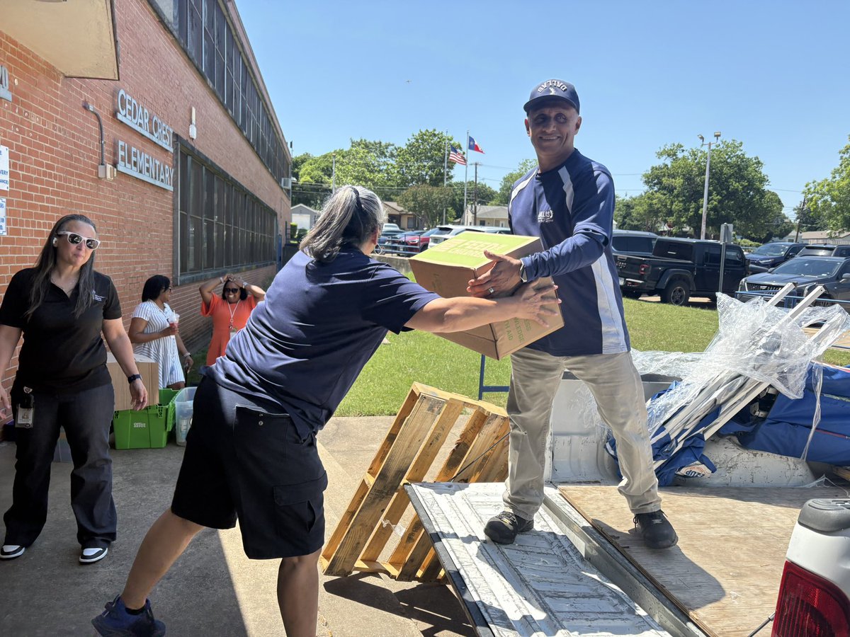 VeenaArmstrong's tweet photo. Shout out to @DISDFacilities for always working behind the scenes to support our students, staff, and families. Your hard work does not go unnoticed. The real MVPs! 👏🏽🏫✨ https://t.co/t7jStLbqLH