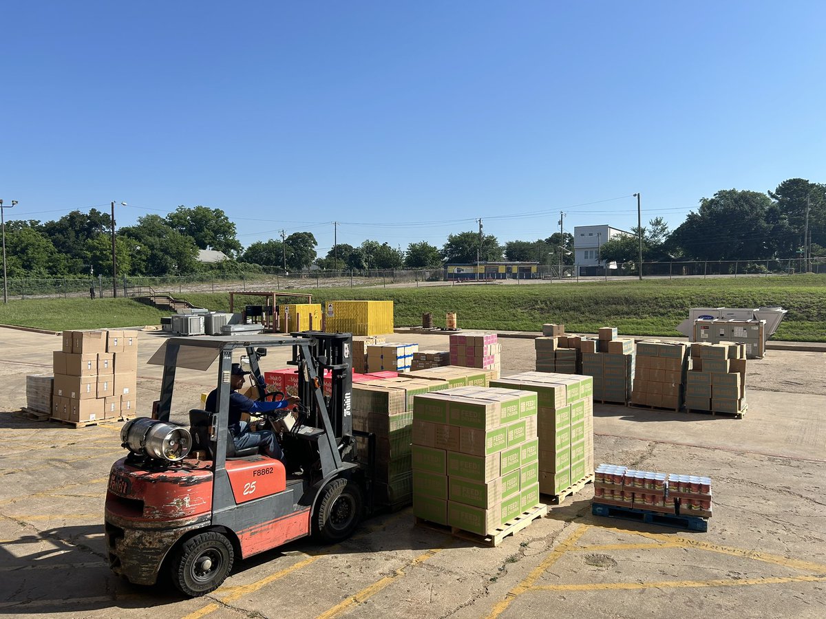 VeenaArmstrong's tweet photo. Shout out to @DISDFacilities for always working behind the scenes to support our students, staff, and families. Your hard work does not go unnoticed. The real MVPs! 👏🏽🏫✨ https://t.co/t7jStLbqLH