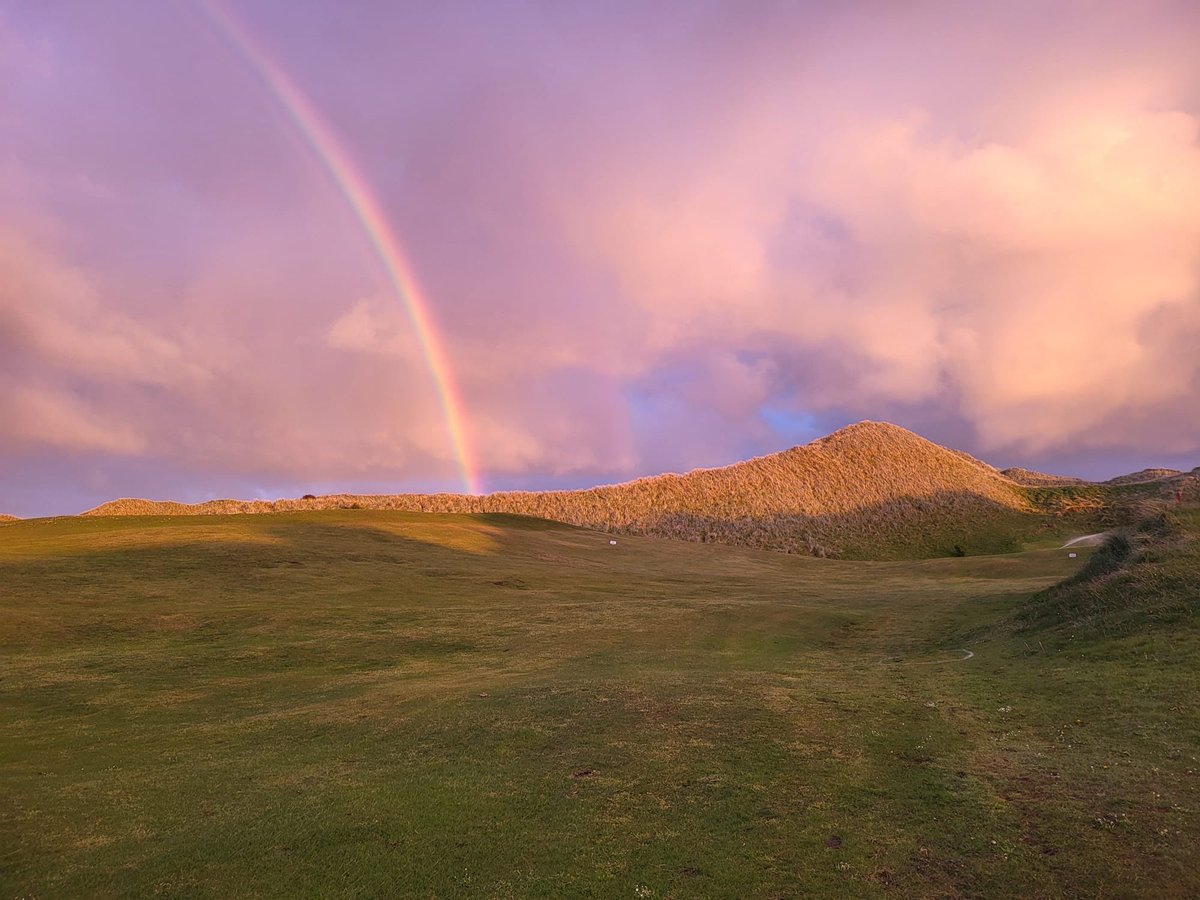 EnniscroneGolf's tweet photo. Golden hour hits differently on the Links at Enniscrone
A passing shower, a double rainbow, and the last light of the evening across the dunes — moments like these remind us why links golf is so special on Ireland’s Wild Atlantic coastline.⛳✨

@sligotourism @Dis_Enniscrone https://t.co/jCNv3nWTDX
