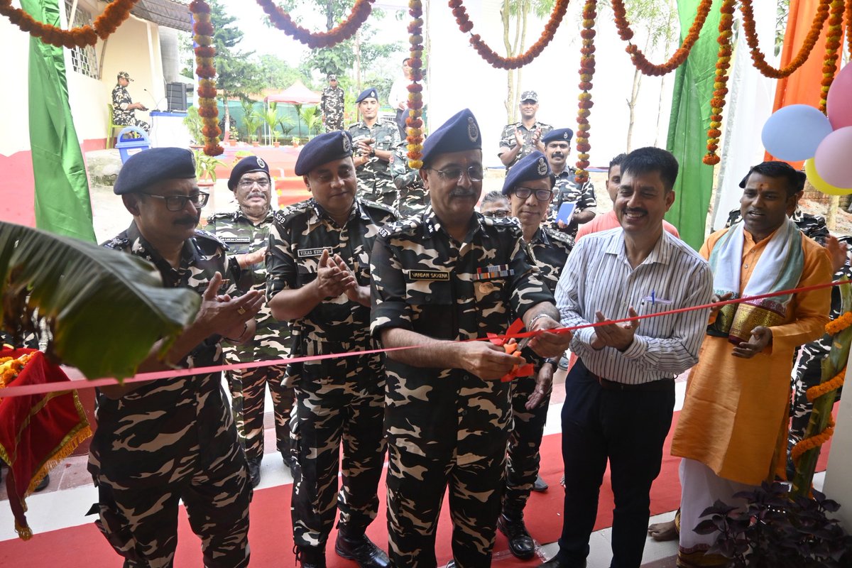 41BnSSB_INDIA's tweet photo. 15.05.26 को 41Bn SSB रानीडंगा के कार्यक्षेत्र पानीटंकी में  महिला कार्मिकों के लिए विभिन्न सुविधाओं से सुसज्जित महिला बैरक का विधिवत उदघाट्न FTR सिलीगुड़ी के IG श्री वंदन सक्सेना के कर-कमलों द्वारा  किया गया।
@ssbshqranidanga @SSBFTRSILIGURI
@SSB_INDIA https://t.co/FdVQzkhVGk