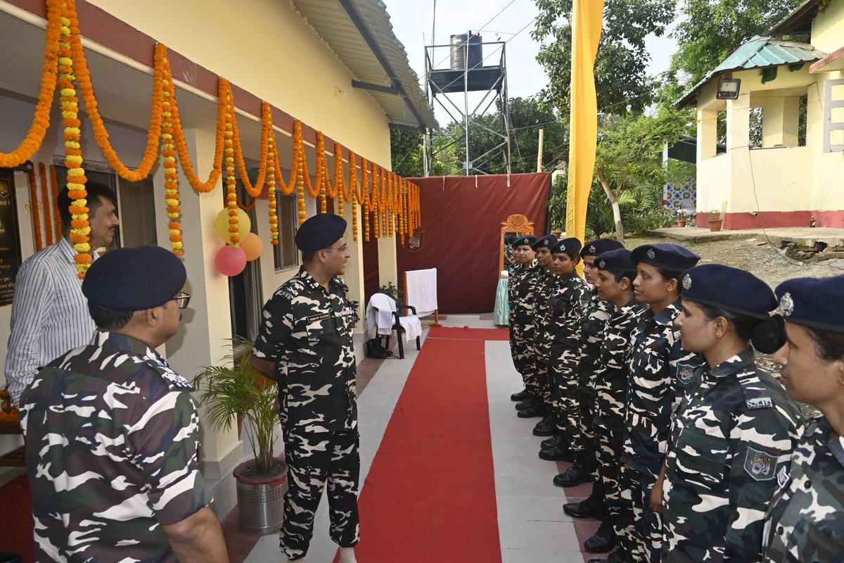 41BnSSB_INDIA's tweet photo. 15.05.26 को 41Bn SSB रानीडंगा के कार्यक्षेत्र पानीटंकी में  महिला कार्मिकों के लिए विभिन्न सुविधाओं से सुसज्जित महिला बैरक का विधिवत उदघाट्न FTR सिलीगुड़ी के IG श्री वंदन सक्सेना के कर-कमलों द्वारा  किया गया।
@ssbshqranidanga @SSBFTRSILIGURI
@SSB_INDIA https://t.co/FdVQzkhVGk