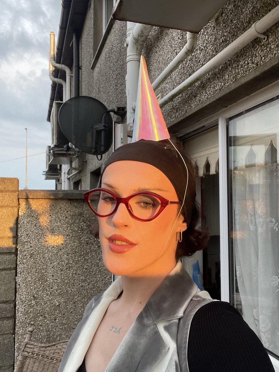 QueennMarie's tweet photo. Birthday celebrations for a friend <3 the hat looks cute and shiny in the sun so ✨ https://t.co/e8UybTh4H3
