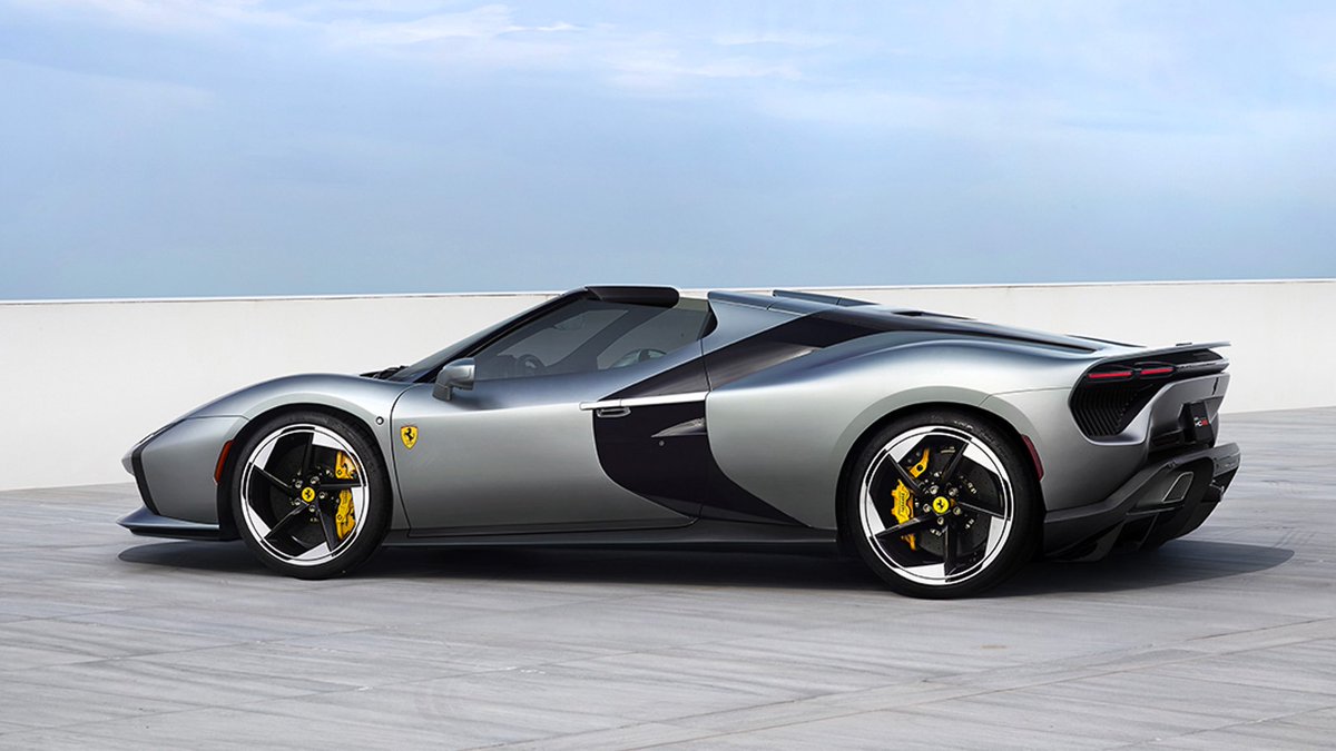 FerrariJPN's tweet photo. ビスポークで作り上げられたFerrari HC25。フェラーリのスペシャル・プロジェクト・プログラムから誕生した #FerrariOneOff

一人のクライアントの想いに応え、スケッチから製作までを行った、パーソナライゼーションの頂点ともいえる唯一無二の一台。

フェラーリの美学を再解釈し、豊かなボリュームとクリーンな幾何学的ラインで描き出す、大胆かつ未来志向のデザイン。ターボV8のミッドシップ・スパイダーという、過去と未来をつなぐ存在。

ミッドリアエンジンV8プラットフォームという象徴的な章の締めくくりであり、同時に、フェラーリのフラッグシップモデルが進む未来への明確な一歩。

力強いデュアルボリュームのフォルム。ボディを包み込む彫刻的な光沢のあるブラックの帯。フロントとリアを視覚的に結び、 #FerrariHC25 の機械的な心臓部を表現するデザイン。

マットなMoonlight Greyのボディ。フェラーリのロゴとブレーキキャリパーに配されたイエローのアクセント。

その色彩はキャビンにも呼応し、洗練されたテクニカルファブリックのグレーと、ボディサイドやDRLのブーメラン形状を想起させるイエローグラフィックが美しく調和する。

#Ferrari