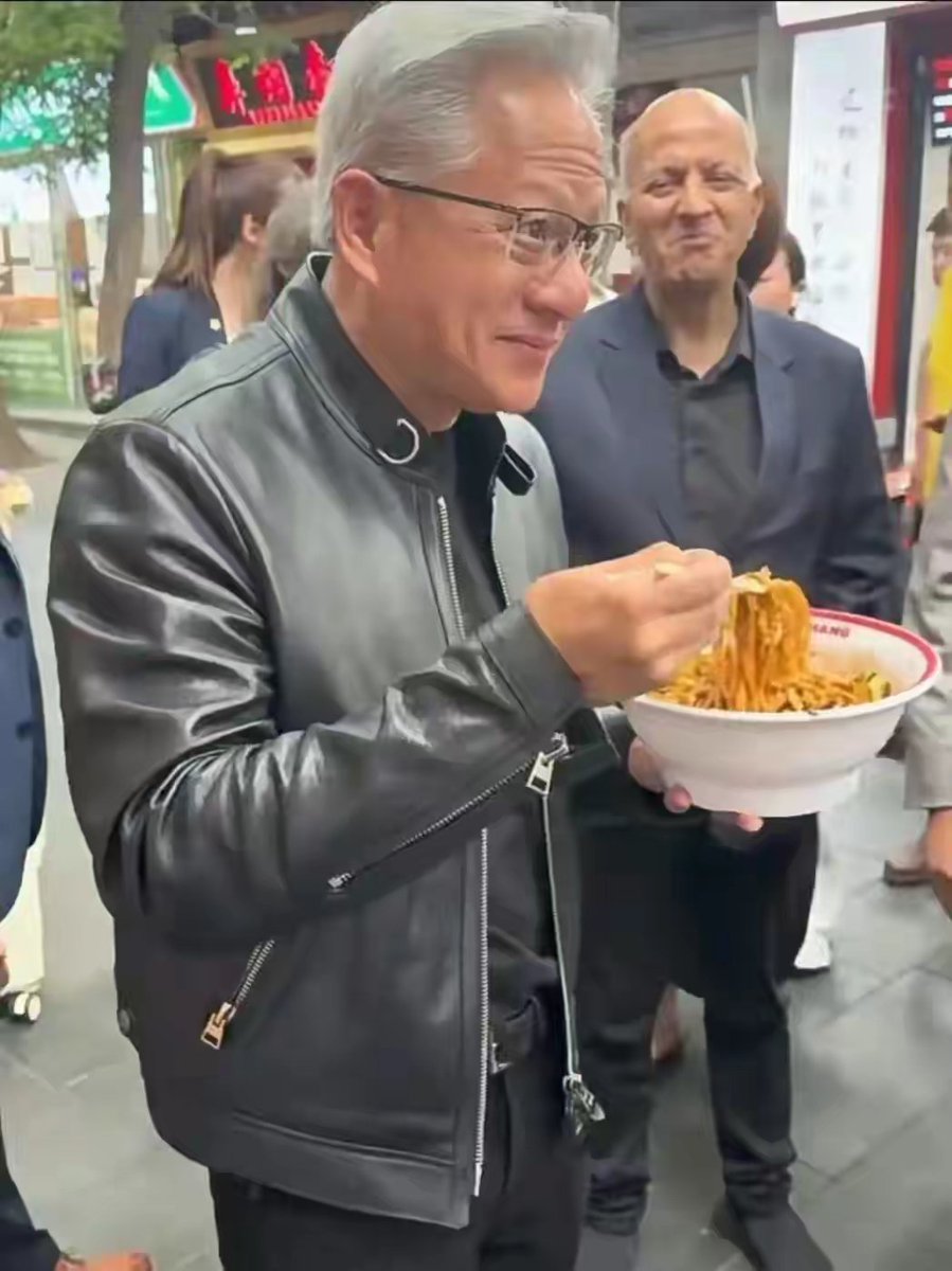 panguan4's tweet photo. 一堆人操心黄仁勋穿着皮衣逛北京会不会中暑？
完全多虑了，英伟达在散热这一块还是有核心技术的 https://t.co/7okbO46sA4