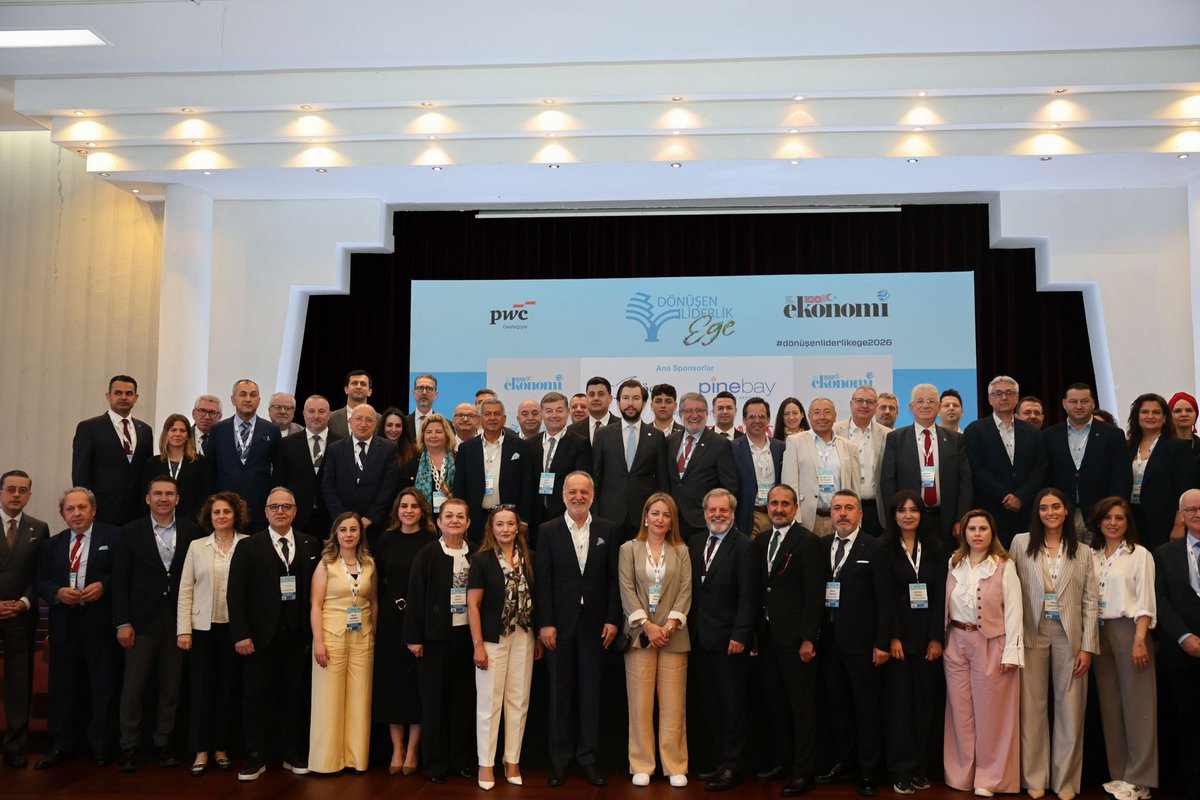 DenibDenizli's tweet photo. Dönüşen Liderlik Zirvesi Kuşadası’nda Yoğun Katılımla Gerçekleşti

Ekonomi Gazetesi Yönetim Kurulu Başkanı Hakan Güldağ, değerli ekonomistler Emre Alkin, Vahap Munyar, Şeref Oğuz ile Denizli’nin ve Ege Bölgesi’nin kıymetli sanayicileri ve STK başkanlarının katılımlarıyla düzenlenen “Dönüşen Liderlik Zirvesi: Medeniyetin Beşiğinde Geleceği Birlikte Yazıyoruz” etkinliği yoğun ilgiyle gerçekleştirildi.

DENİB Başkanımız Osman Uğurlu, DSO Başkanı Selim Kasapoğlu, ilimizin değerli sanayicileri  Sedat Erikoğlu ve Okan Konyalıoğlu’nun konuşmacı olarak yer aldığı zirvede; küresel rekabet, ihracatın yeni yol haritası, sürdürülebilirlik, dönüşen liderlik anlayışı ve Ege Bölgesi’nin üretim gücü üzerine önemli değerlendirmelerde bulunuldu.

İş dünyasının değerli temsilcilerini aynı vizyon etrafında buluşturan bu önemli organizasyonda emeği geçen tüm paydaşlara teşekkür ederiz.