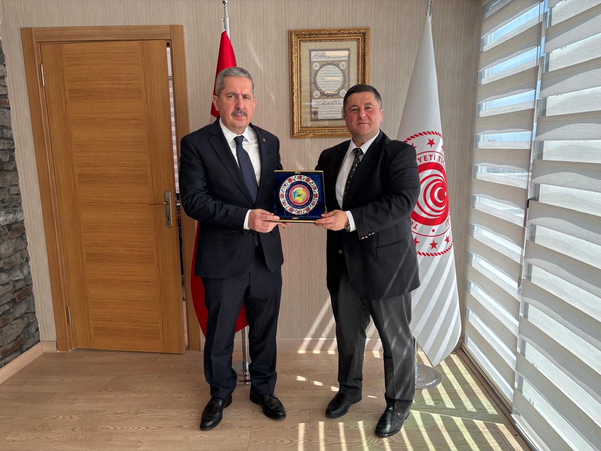 ArnavutDostlari's tweet photo. Dünya Balkan Dernekleri Federasyonu Genel Başkanımız sayın Recep Varol,

Turkiye Cumhuriyeti Ticaret Bakan Yardımcısı sayın Mahmut Gürcan’ı ziyaret etmiştir.

Hayırlı olsun…
@ticaret @mahmutgurcan @recepvarol73 @dunbalfed @btv1986_ https://t.co/8rGx4ZddAO