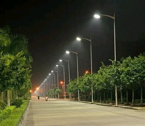 voltEdge__'s tweet photo. Solar street light not working?

Don’t replace it yet ... voltEdge Team can repair it professionally.

We repair: ✅ Battery faults ✅ Charging problems ✅ Water damaged lights ✅ Controller faults ✅ Dim or blinking lights

#SolarInstallation #VoltEdge #abuja #ElectricalWork https://t.co/35THoysH31