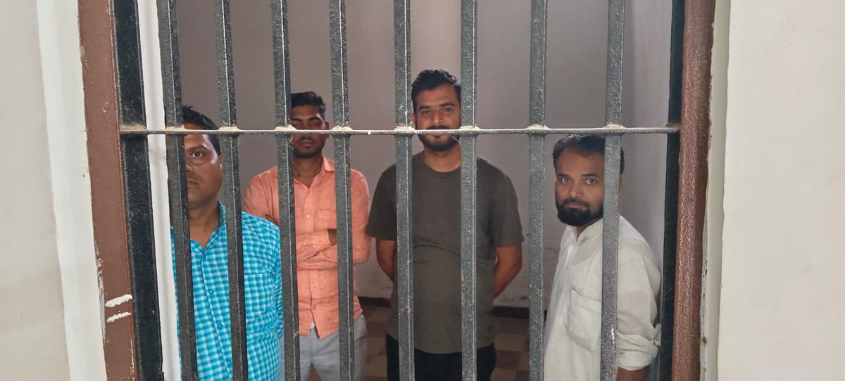 WeUttarPradesh's tweet photo. #जौनपुर: ज़मीनी विवाद में कई प्लाटर गिरफ्तार, पुलिस ने भेजा न्यायालय।
जौनपुर के शाहगंज क्षेत्र में ज़मीनी लेन-देन को लेकर हुए विवाद के बाद कोतवाली पुलिस ने कार्रवाई करते हुए कई प्लाटरों को गिरफ्तार कर न्यायालय भेज दिया। शुक्रवार को हुई इस कार्रवाई से इलाके में हड़कंप मच गया।

@jaunpurpolice के अनुसार गिरफ्तार किए गए लोग क्षेत्र में प्लाटिंग और जमीन खरीद-बिक्री का कारोबार करते हैं। लेन-देन को लेकर हुए विवाद के बाद मामला बढ़कर झड़प तक पहुंच गया था। इसके बाद पुलिस ने दबिश देकर आरोपियों को हिरासत में लिया और आवश्यक कार्रवाई के बाद न्यायालय भेज दिया।