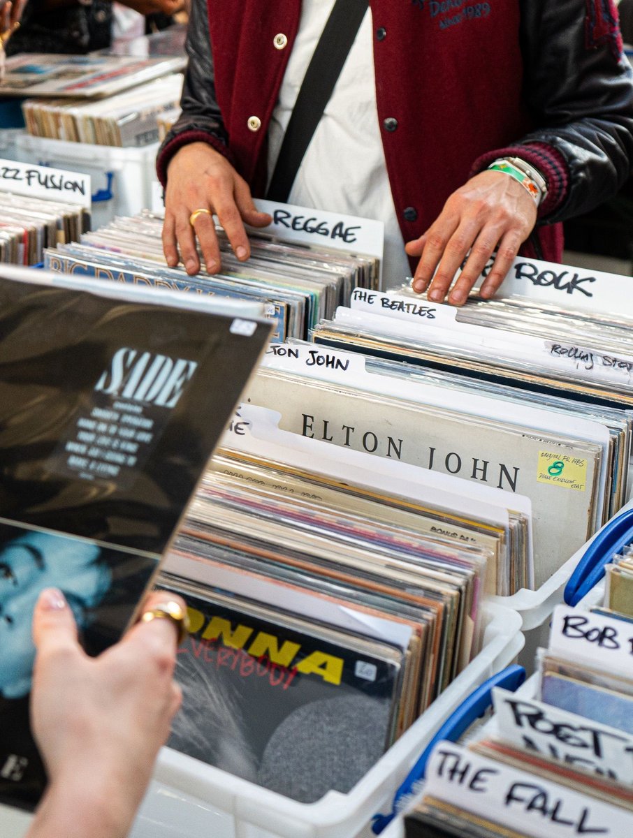 viewsfrance's tweet photo. Une vente de 50 000 vinyles à moins de 10€ se tiendra à Paris ce dimanche.

Dimanche 17 mai, le Bastille Design Center au 74 Boulevard Richard Lenoir, accueillera une nouvelle édition de la “Paris Vinyl Sale”. Répartie sur trois étages, cette grande vente éphémère proposera plus de 50 000 vinyles à des prix accessibles, allant jusqu'à 10 euros.

Photo : Paris loves vinyl