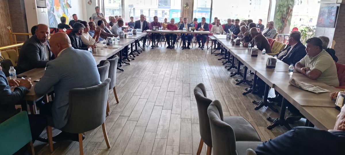 KozlukAkparti's tweet photo. 📍 Kozluk Ziraat Odası
Tütün fiyatlarının belirlenmesine ilişkin gerçekleştirilen toplantıya Katılan İlçe Başkanımız Sayın Hakim IŞIK ve Tütün üreticilerimizin her zaman yanında olduğumuzu, emeklerinin ve haklarının korunması adına desteklerimizi sürdüreceğimizi ifade etti. https://t.co/xxAOYbwnEu