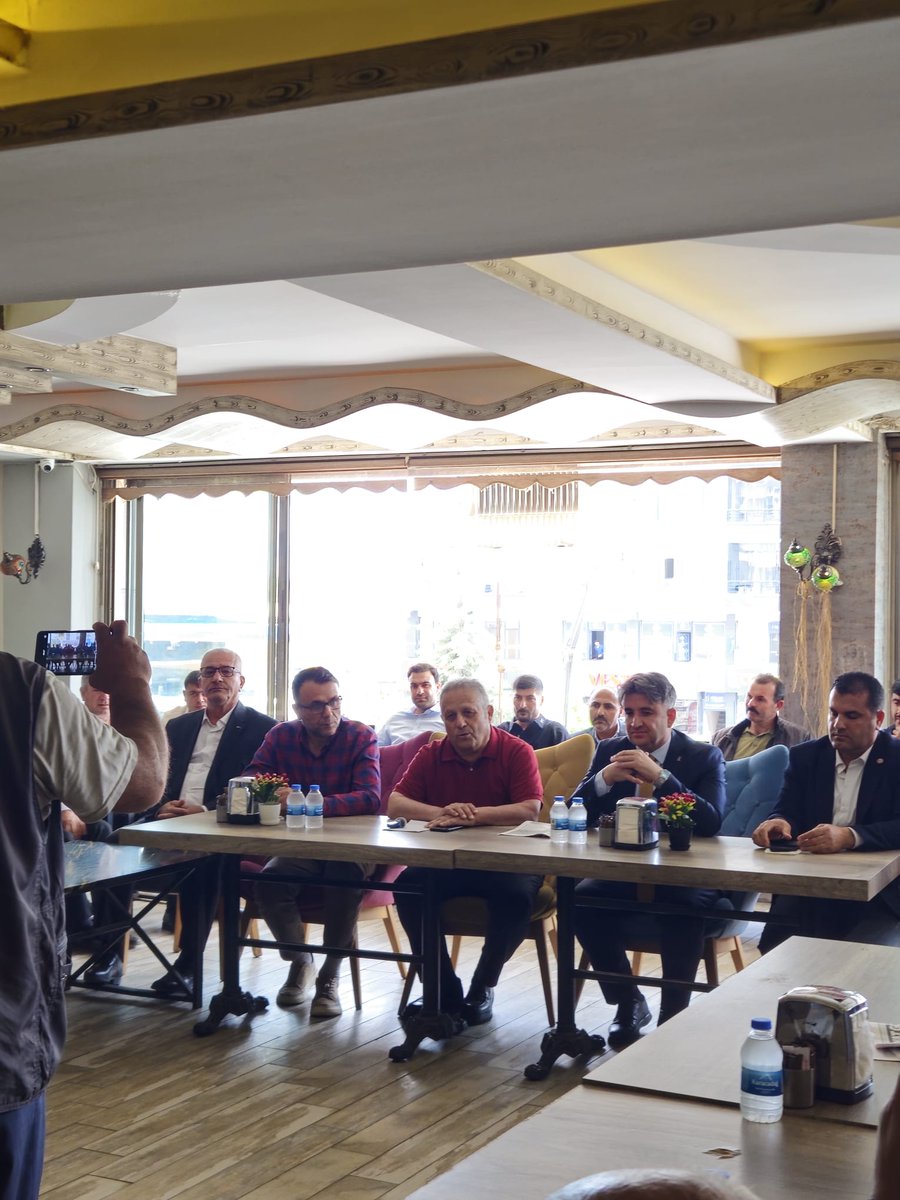 KozlukAkparti's tweet photo. 📍 Kozluk Ziraat Odası
Tütün fiyatlarının belirlenmesine ilişkin gerçekleştirilen toplantıya Katılan İlçe Başkanımız Sayın Hakim IŞIK ve Tütün üreticilerimizin her zaman yanında olduğumuzu, emeklerinin ve haklarının korunması adına desteklerimizi sürdüreceğimizi ifade etti. https://t.co/xxAOYbwnEu